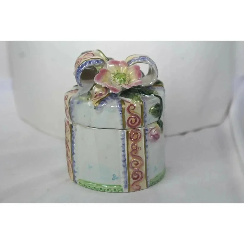 Floral decorative candle 4in tall 4in wide